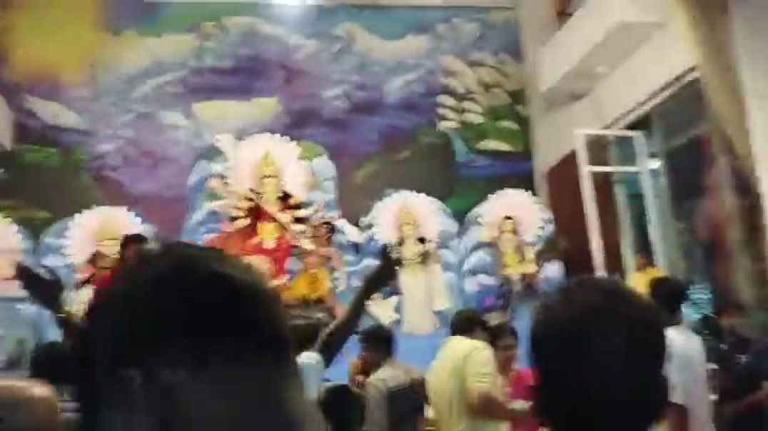 ⁣প্রার্থনার জন্য মণ্ডপে আসতে শুরু করেছেন ভক্তরা, ঢাকেশ্বরী মন্দির থেকে