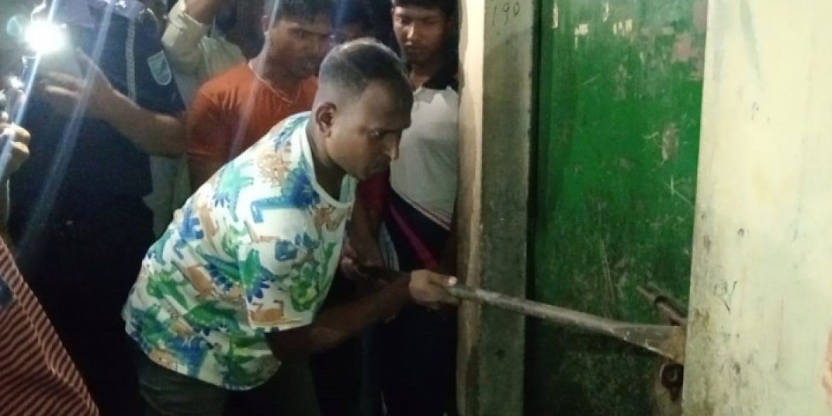 আশুলিয়ায় একই পরিবারের তিনজনের মরদেহ উদ্ধার করেছে পুলিশ। মরদেহ ময়নাতদন্তের জন্য পাঠানোর পক্রিয়া চলছে।..