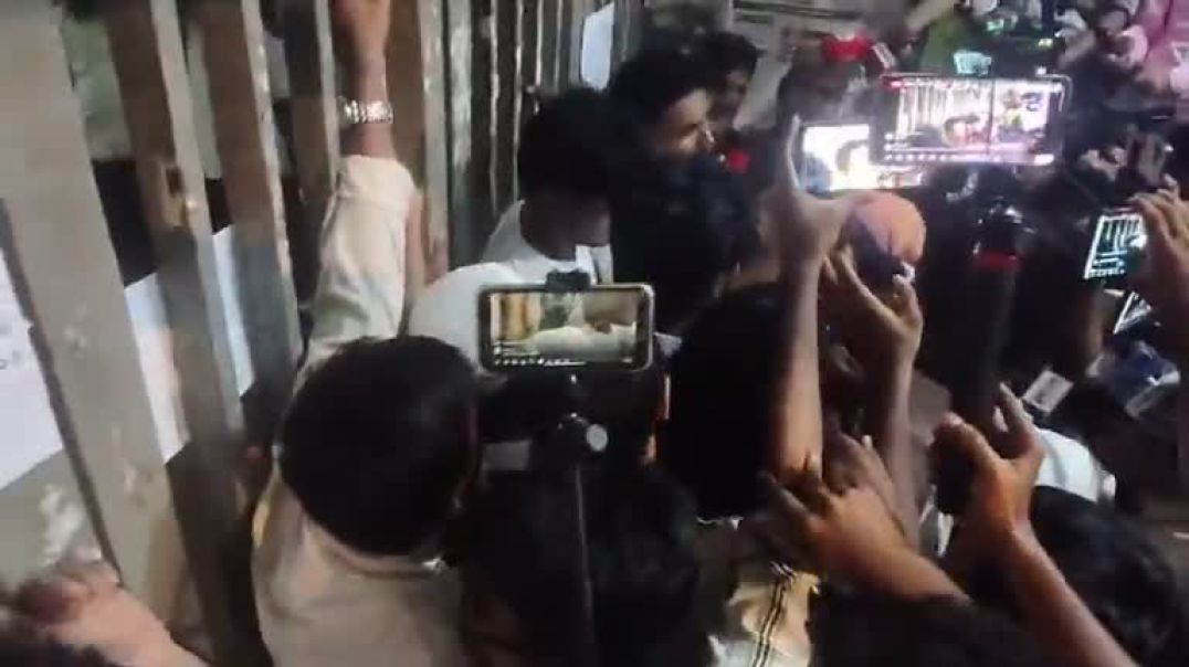⁣বিভিন্ন প্যানেলের প্রার্থীদের টিএসসি কেন্দ্রের সামনে অবস্থান এবং স্লোগান, সরাসরি