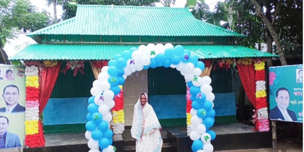 দুর্গাপুরে অসহায় বৃদ্ধাকে আধা পাকা বাড়ি উপহার দিলেন তারেক রহমান..