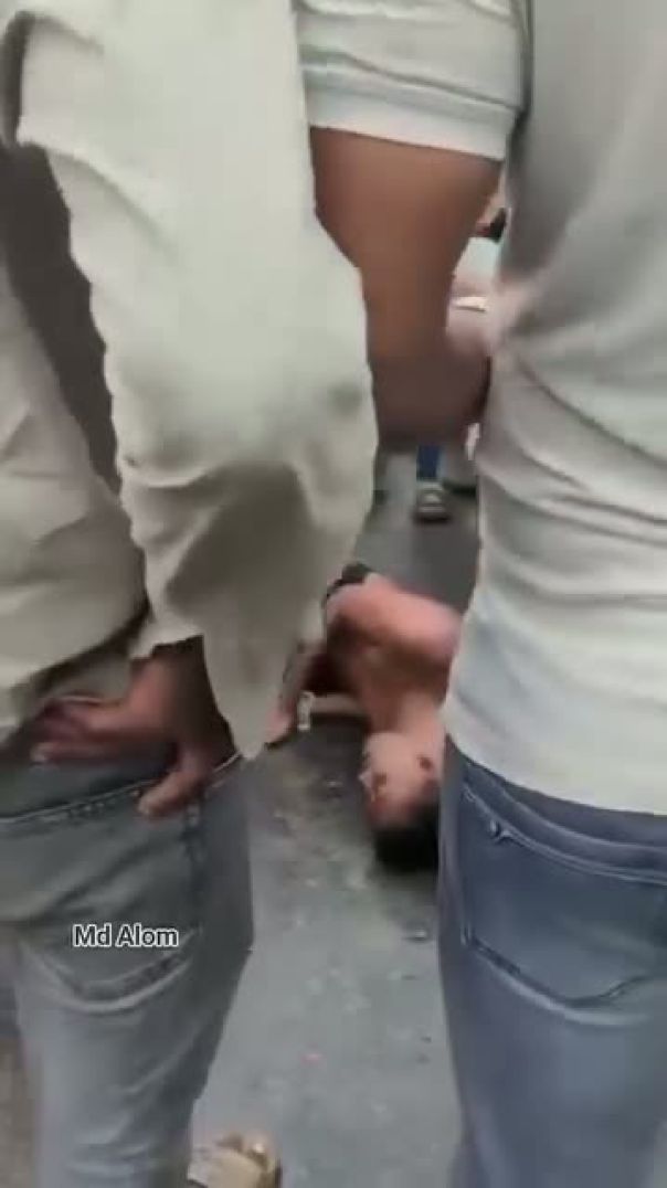 টঙ্গী ফ্লাইওভারে দিনের বেলায় ছিনতাই করার সময়  জনতার হাতে ধরা পরল ছিনতাইকারী।