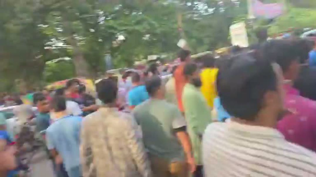 ⁣ডাকসু নিয়ে হাইকোর্টের আদেশ স্থগিত হওয়ায় আনন্দ মিছিল