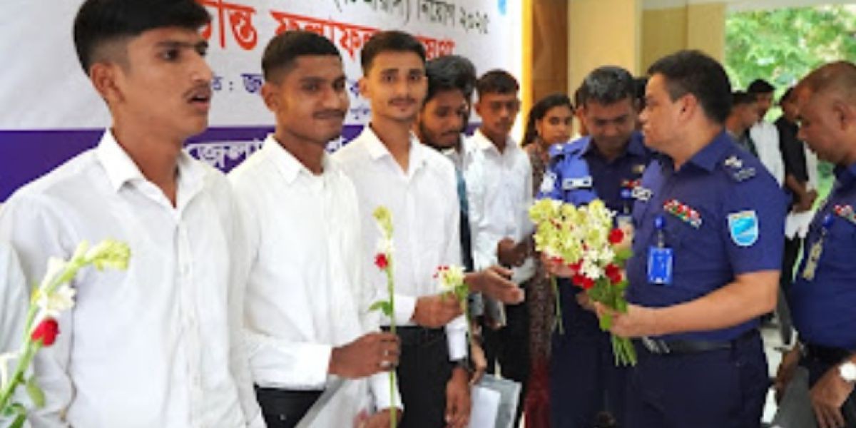 রাজবাড়ীতে ১২০ টাকায় পুলিশের চাকুরি পেল ১৫ জন।