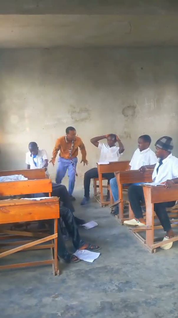 Cheating😂😂 #school #funnysituation #comedyvideo #exam #foryourpage #aakbor #mrakbor #iamaakbor