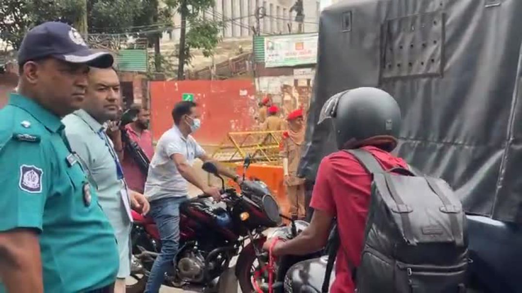 ⁣কড়া নিরাপত্তায় শাহবাগের প্রবেশপথ