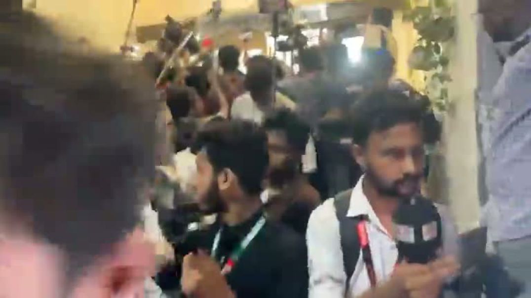 ⁣Live ভিপি প্রার্থী আবিদুলকে কেন্দ্রে ঢুকতে বাধা