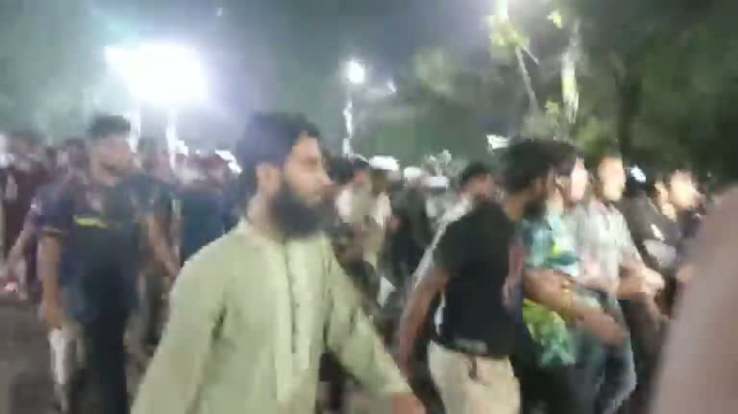 সাদিক কায়েমকে নিয়ে শিক্ষার্থীদের উল্লাস