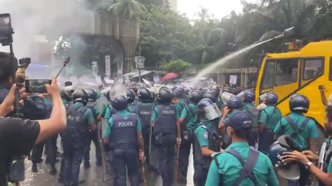 ⁣যমুনা অভিমুখে বেসরকারি প্রাইমারি স্কুলের শিক্ষকরা পুলিশের বাধা