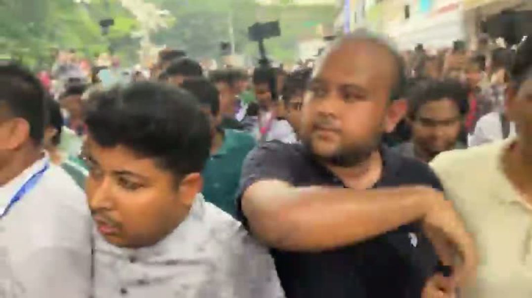 ⁣টিএসসিতে সহকারী প্রক্টরকে ঘিরে হঠাৎ হট্টগোল