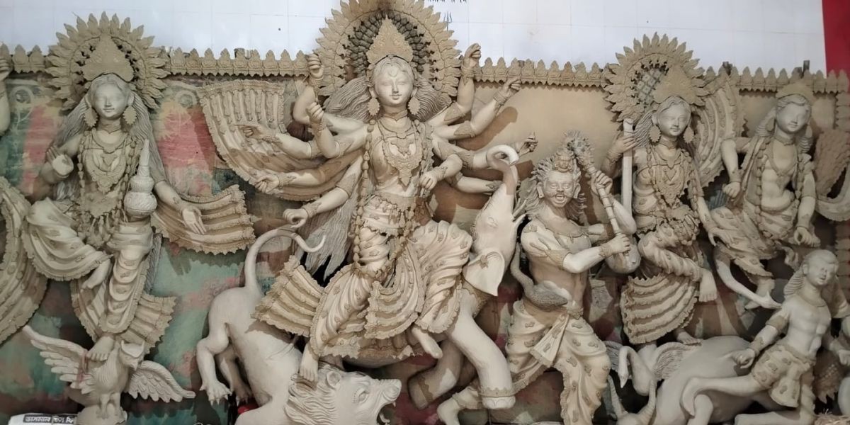 পাঁচবিবিতে ৭৫টি মন্ডপে চলছে দূর্গা পূজার প্রস্তুতি