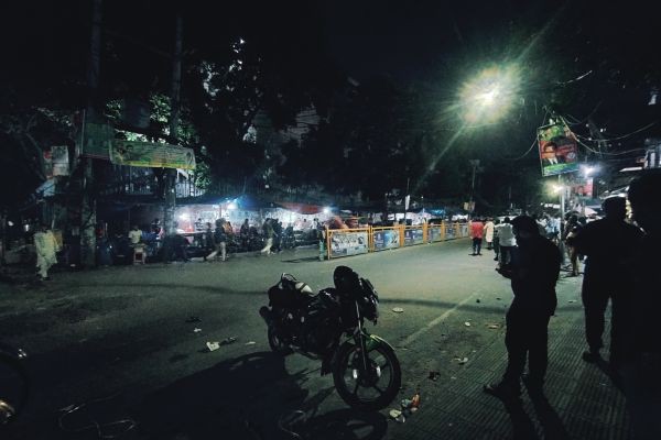 জাতীয় পার্টির কেন্দ্রীয় কার্যালয় সামনে নেতাদের আনা গনা  নিরব কাকরাইল মোর দেখা যায়নি কোনো পুলিশ কর্মকর্তাদের স্বাভাবিকভাবেই রাস্তায় যানবাহনের চলাচল বন্ধ হয়নি কোনো রাস্তা..