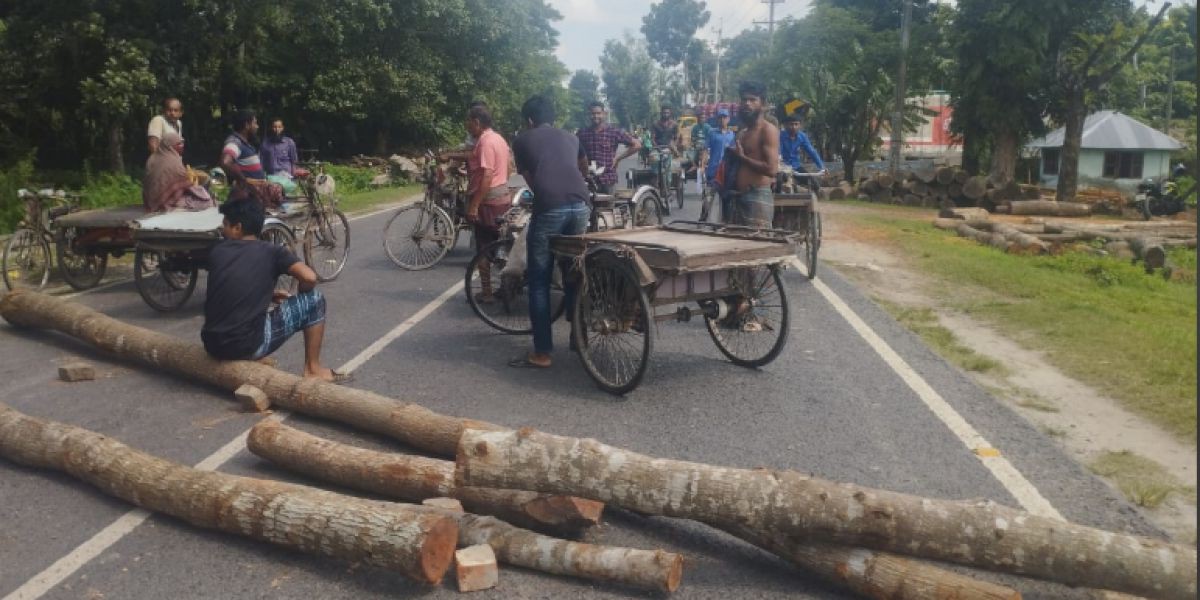 বাগেরহাটে চারটি সংসদীয় আসন বহালের দাবিতে চুলকাটিতে হরতাল পালিত..