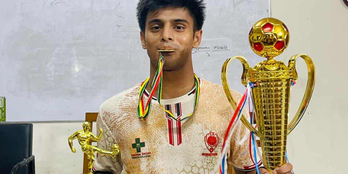 এম.এস.এম কলেজের ফুটবল টুর্নামেন্ট সেরা বেতাগীর পলাশ