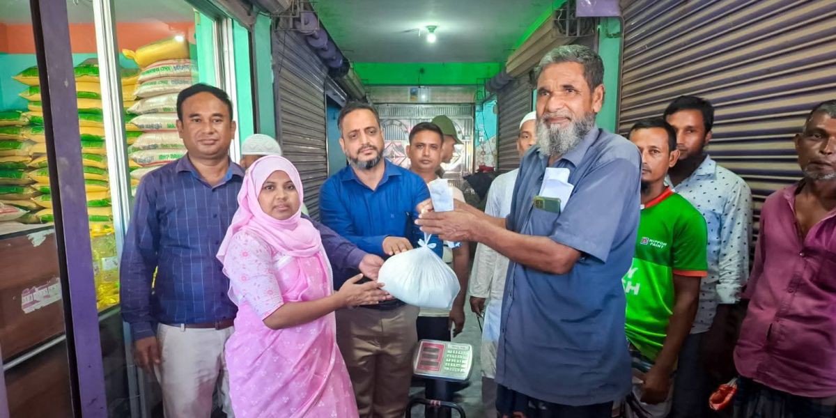 চিরিরবন্দরে ওএমএসে আটা বিক্রয় শুরু ।