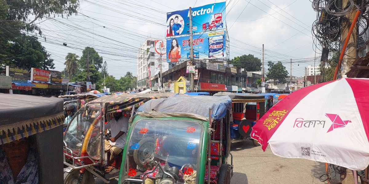 পৌরসভা বনাম ট্রাফিক পুলিশ—দায় এড়ানোর খেলায় ভোগান্তিতে কুষ্টিয়াবাসী..