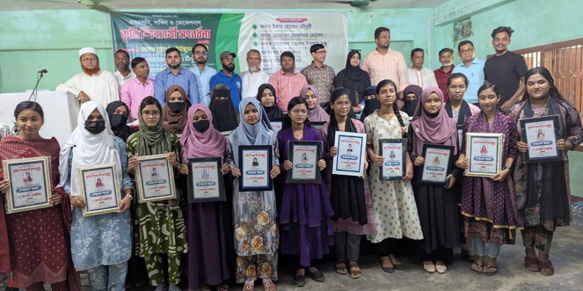মজুমদারখীল উচ্চ বিদ্যালয়ে কৃতি শিক্ষার্থীদের সংবর্ধনা অনুষ্ঠানে মানবিক রাঙ্গুনিয়া..