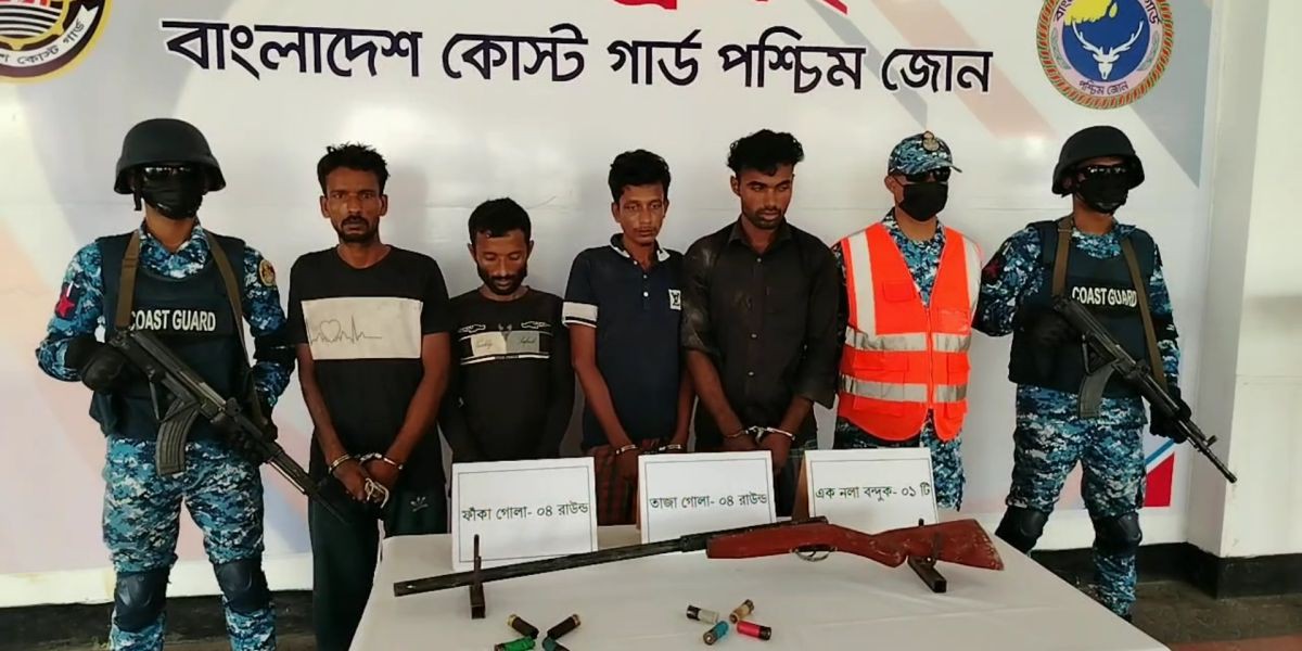 সুন্দরবনে আগ্নেয়াস্ত্রসহ ছোট সুমন  বাহিনীর ৪ বনদস্যু আটক..