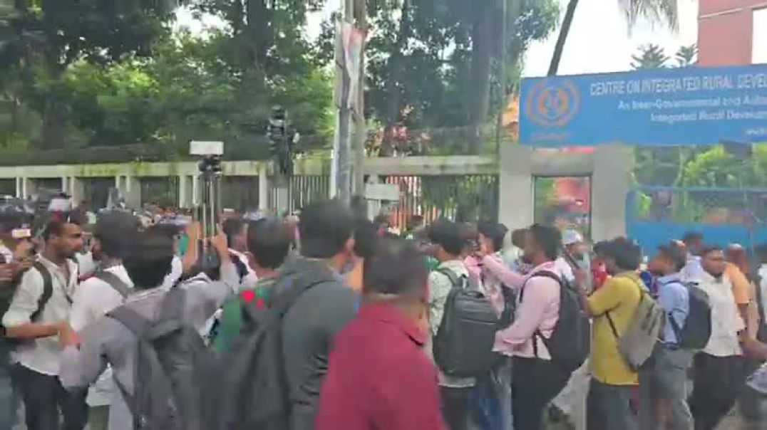 ⁣এমপিও ভুক্ত শিক্ষকদের প্রেসক্লাব থেকে সরিয়ে দিচ্ছে পুলিশ