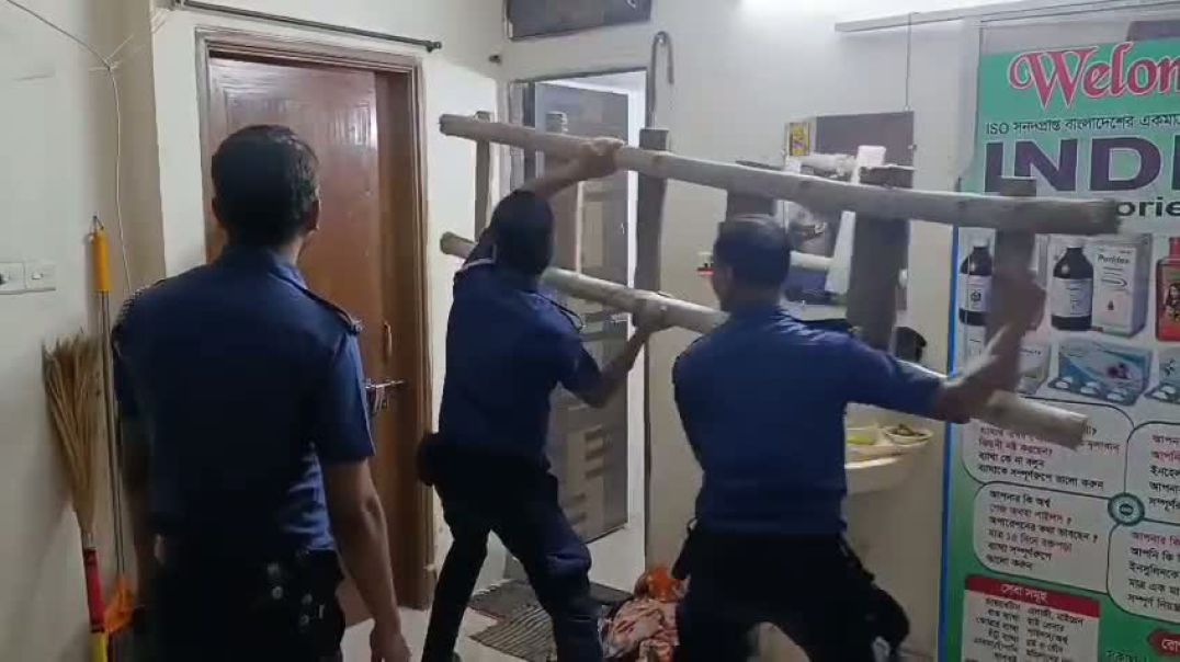 ⁣মই দিয়ে দরজা ভেঙ্গে ভিতরে প্রবেশের পর মিলল গোপন দরজার সন্ধান
