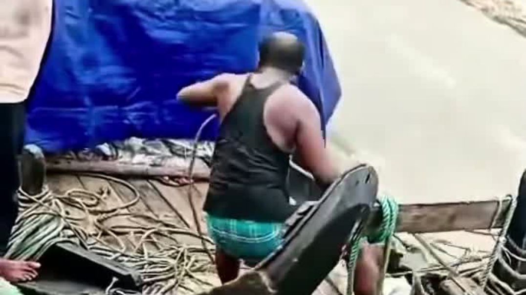 ⁣মাছ সহ নৌকাডুবি কর্ণফুলী নদীতে