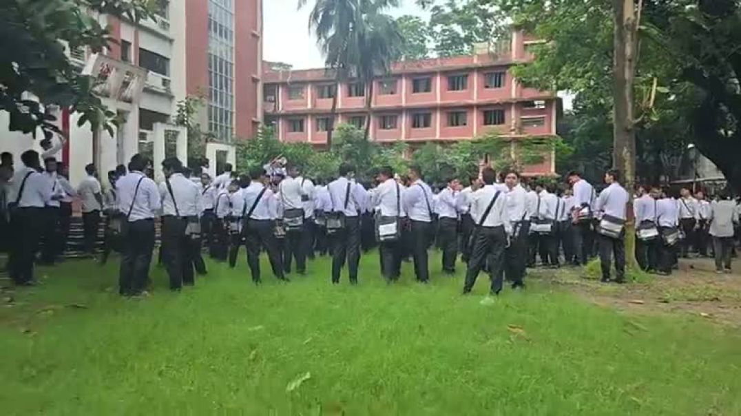 ⁣ক্লাসের তা লা ভে' ঙে শহীদ মিনারে জড়ো হচ্ছে ঢাকা কলেজ ইন্টারমেডিয়েট শিক্ষার্থীরা
