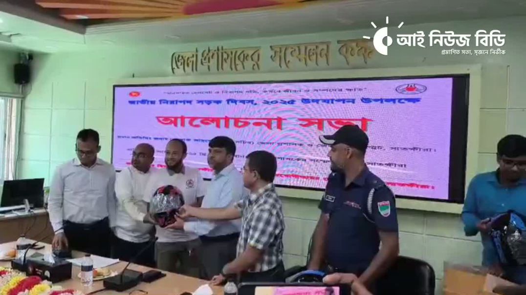 সাতক্ষীরায় জাতীয় নিরাপদ সড়ক দিবসে মোটরসাইকেল চালকদের হেলমেট বিতরণ