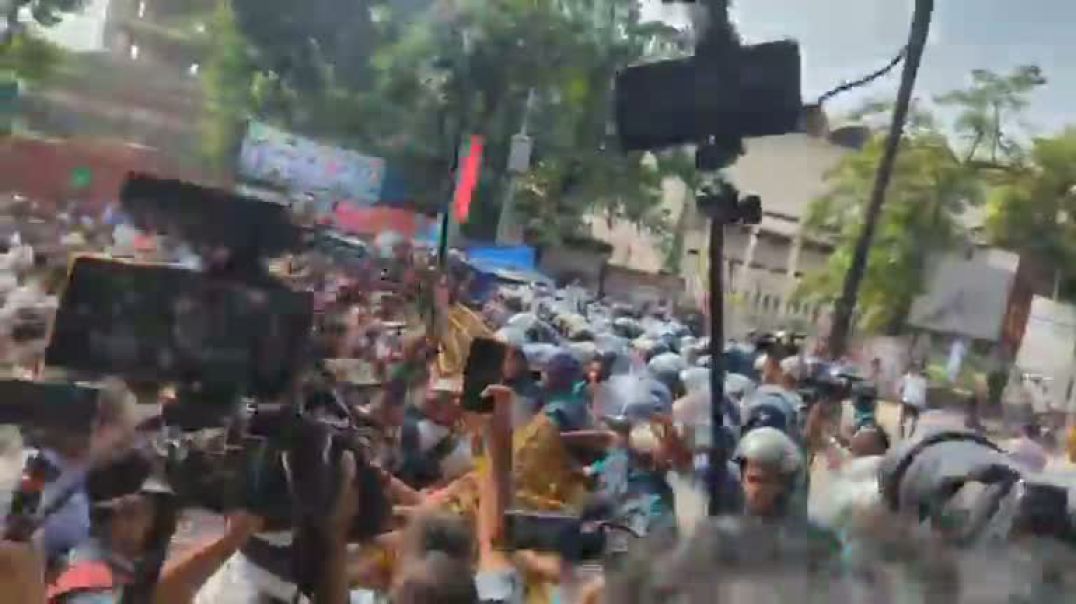 ⁣শাহবাগ অভিমুখে শিক্ষকরা, পুলিশের বাধা