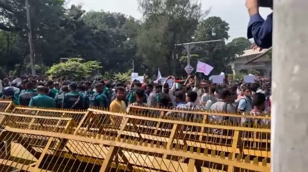 ⁣পুলিশের বাধার মুখে সাত কলেজের শিক্ষার্থীরা