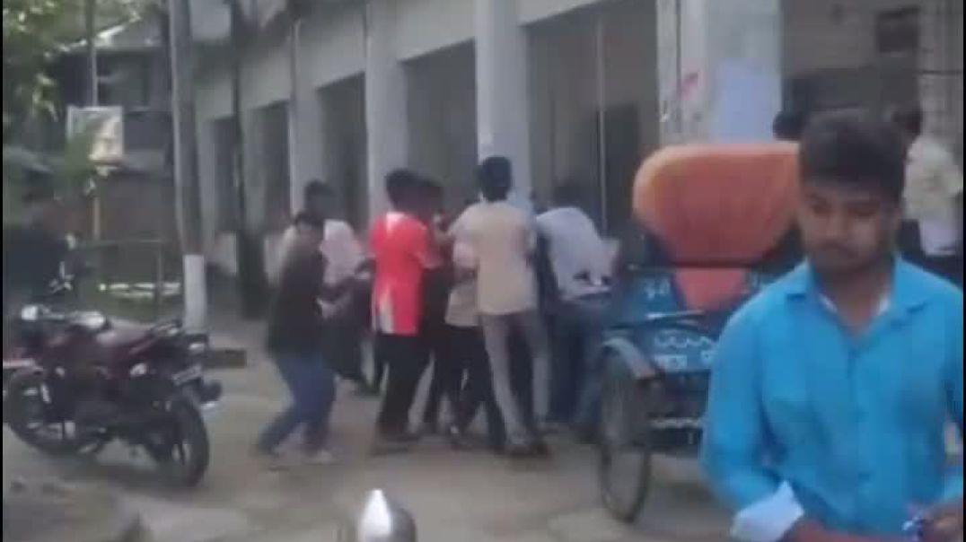 বেতাগী সরকারি কলেজে তুচ্ছ ঘটনায় দফায় দফায় সংঘর্ষ, আহত একাধিক; ছাত্রদল সভাপতির অভিযোগ বহিরাগতদের দিকে