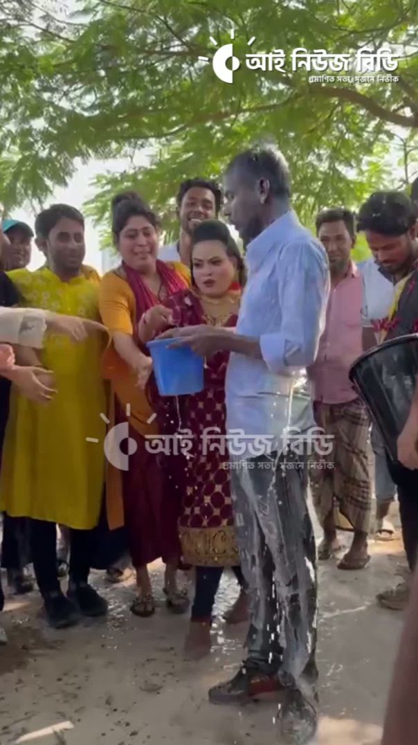 এক বালতী দুধ হিরো আলমের মাথায় ঢেলে দিলেন দুই নারী