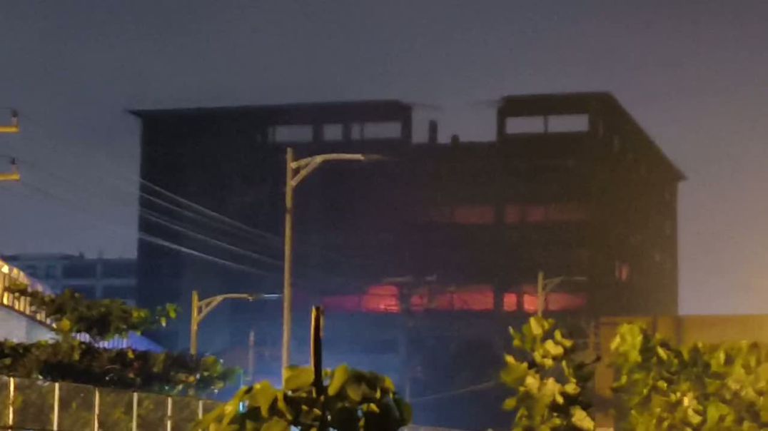 হাজার মানুষের ভাতঘর ৮ ঘন্টা যাবত জ্ব-ল-ছে…রোবট দিয়ে ছিটানো হচ্ছে পানি #aakbor #mrakbor #iamaakbor