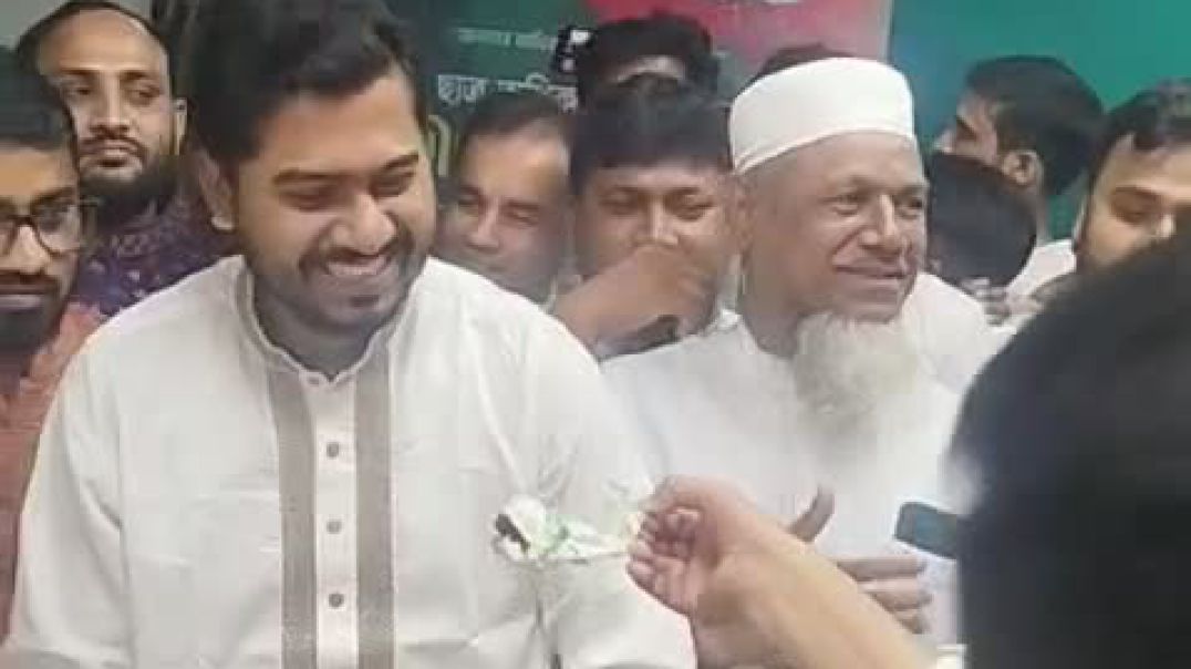 ⁣গণঅধিকার পরিষদের প্রতিষ্ঠা বার্ষিকীতে নুর বিভিন্ন দলের নেতাদের কেক খাওয়াই দিচ্ছেন  ।