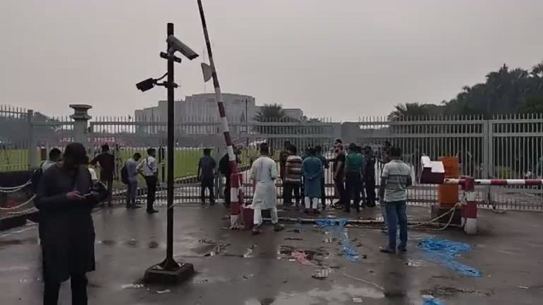 ⁣জুলাই যোদ্ধাদের অবস্থান ঘিরে রণক্ষেত্র সংসদ ভবন এলাকা। সরাসরি