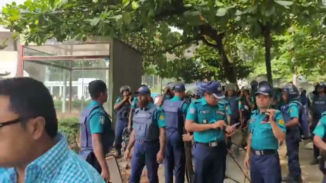 ⁣শিক্ষা ভবন অভিমুখে শিক্ষার্থীদের পদযাত্রা ঘিরে পুলিশ কঠোর অবস্থানে।