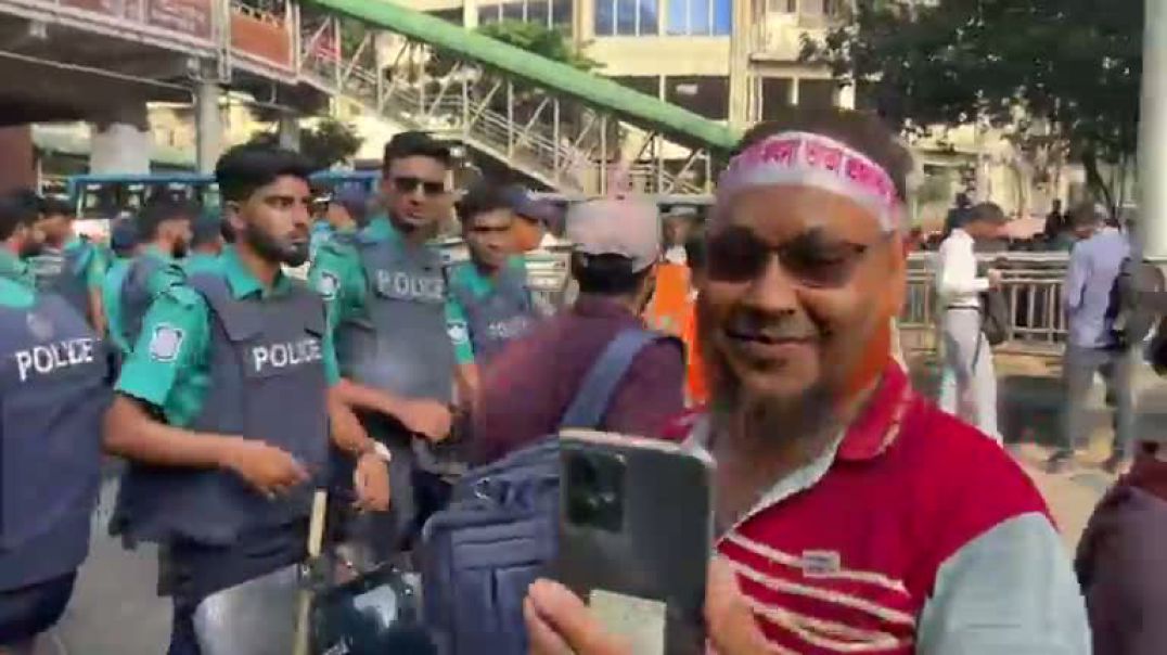 ⁣পুলিশের বাধা উপেক্ষা করে শাহবাগ অবরোধ শিক্ষকদের