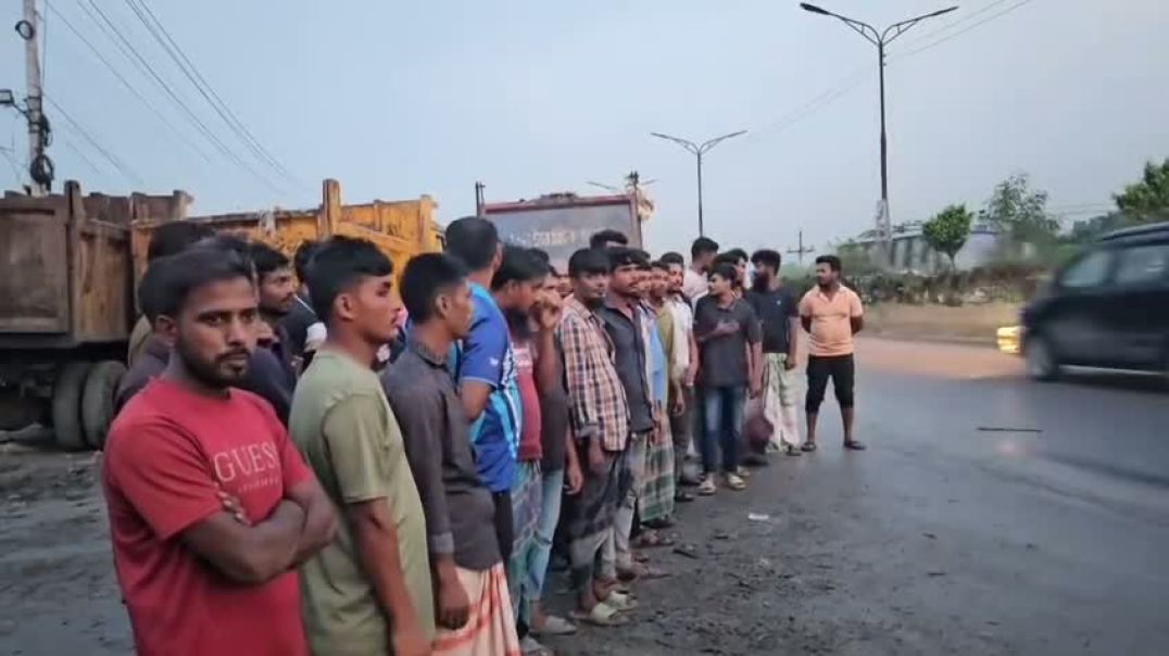 ⁣সাভারে বিভিন্ন দাবিতে ময়লার গাড়ি বন্ধ করে মানববন্ধন ।