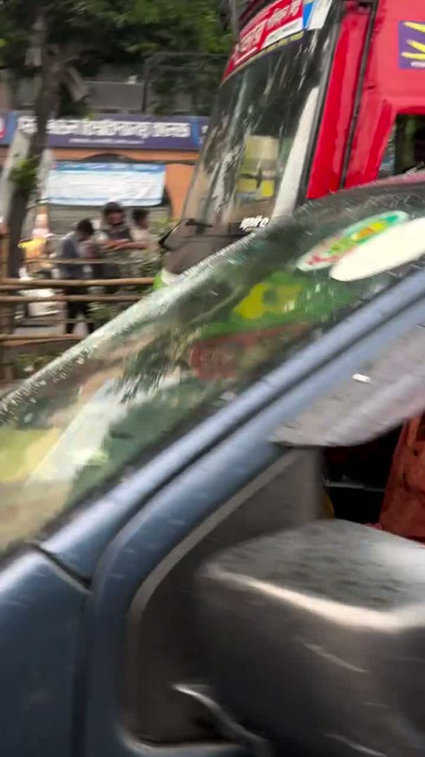 পুলিশের গাড়ির গ্লাস ভেঙে ফেলল জুলাই যোদ্ধারা