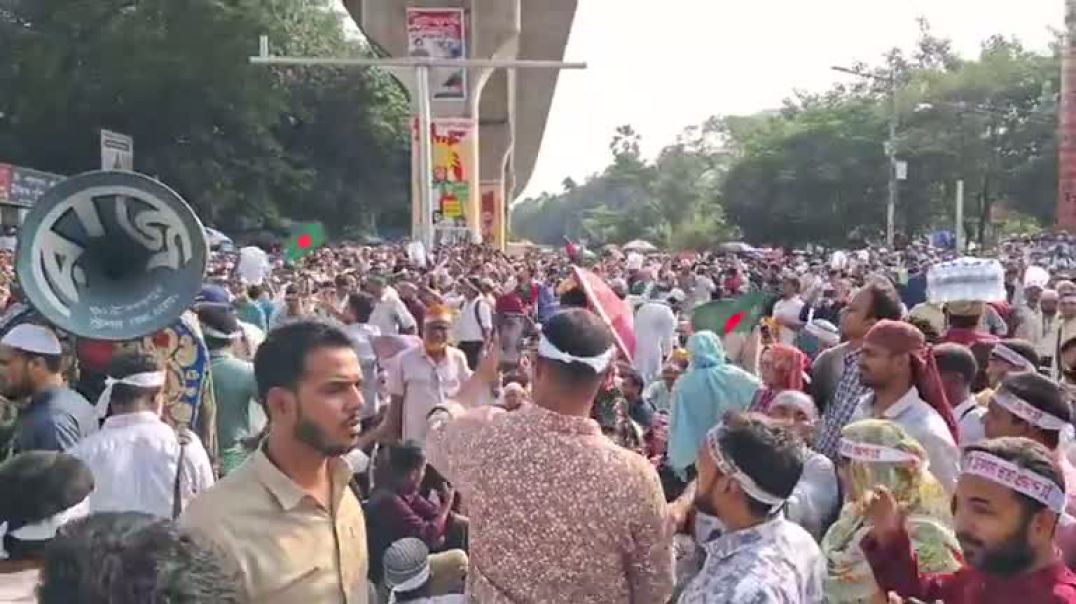 ⁣শাহবাগে পুলিশ-শিক্ষক উত্তেজনা