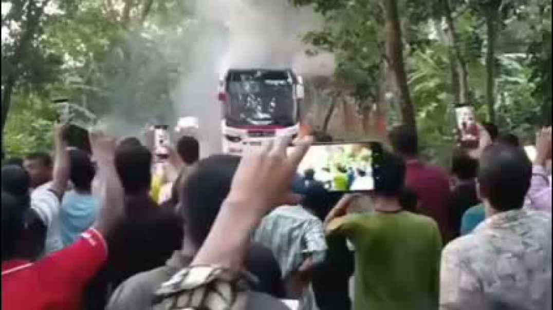 ঝালকাঠিতে বাস-মোটরসাইকেল সংঘর্ষে শিক্ষকের মর্মান্তিক মৃত্যু, আগুনে পুড়লো দুই যান