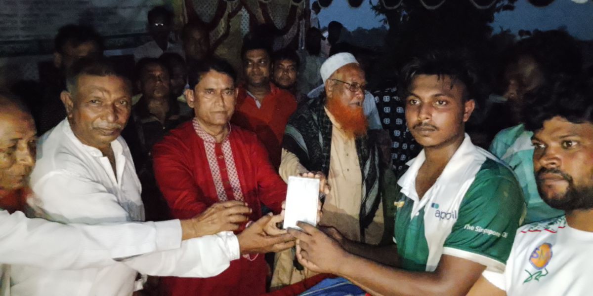 মান্দায় মরহুম নাজিমুদ্দিন পাইক স্মৃতি ফুটবল টুর্নামেন্ট অনুষ্ঠিত..