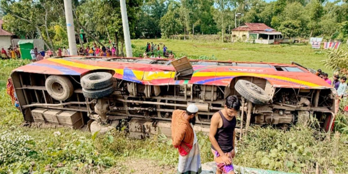 মাধবপুরে বাস নিয়ন্ত্রণ হারিয়ে খাদে, আহত অর্ধশতাধিক