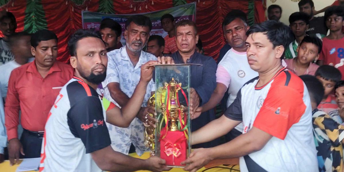 রাজশাহীর মোহনপুরে ওয়ার্ড কাপ ফুটবল টুর্নামেন্টে ফকিরপাড়া তরুণ সংঘ চ্যাম্পিয়ন..