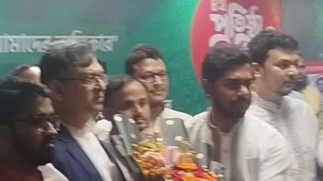 ⁣গণঅধিকার পরিষদের প্রতিষ্ঠা বার্ষিকীতে শুভেচ্ছা বিনিময় করছে বিভিন্ন দলের নেতারা।