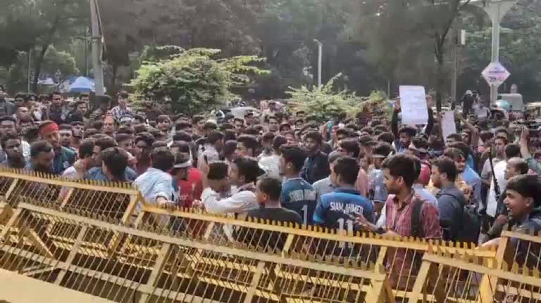 ⁣শিক্ষা ভবনের সামনে শিক্ষার্থীদের অবস্থান ঘিরে যা দেখা যাচ্ছে।