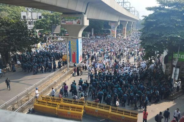 MPO-listed teachers and staff blocked Shahbagh intersection around 2:30pm today (15 October), as their three-point demand still remains unmet. <br> <br>Photos: Rudra Biswas