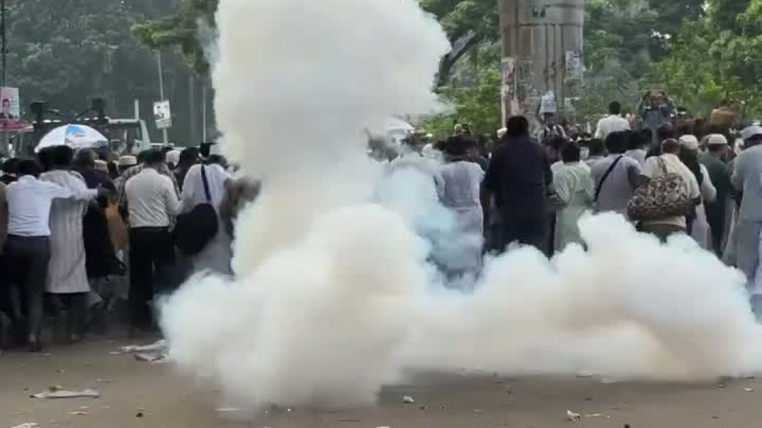 ⁣শিক্ষকদের উপর সাউন্ড গ্রেনেড মারলো পুলিশ।