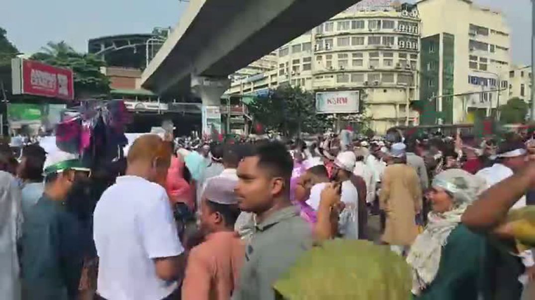 ⁣পুলিশের বাধা অতিক্রম করে শিক্ষকদের শাহবাগ ব্লকেড।