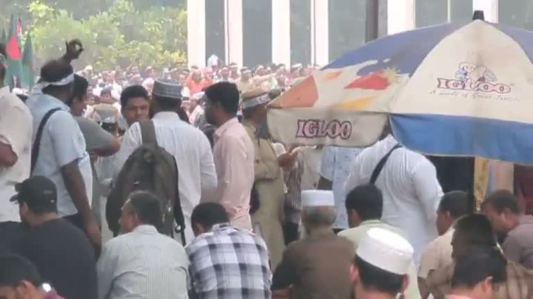 ⁣শাহবাগ ব্লকেডের প্রস্তুতি, শহীদ মিনারে জড়ো হচ্ছেন শিক্ষকরা।