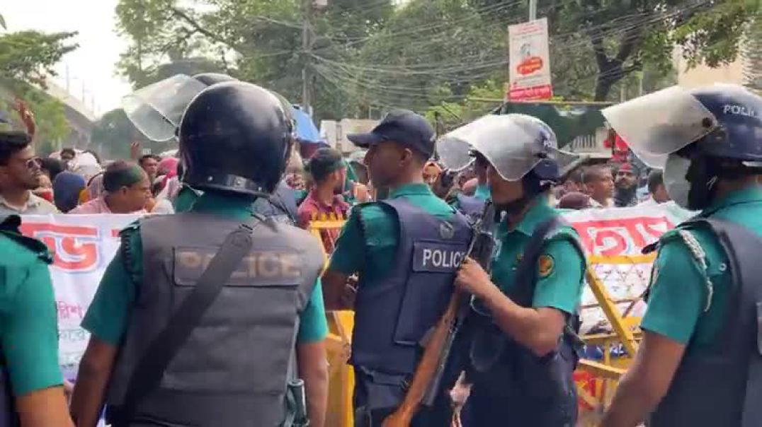 ⁣পুলিশ-শিক্ষক মুখোমুখী, উ’ত্তা’ল শাহবাগ