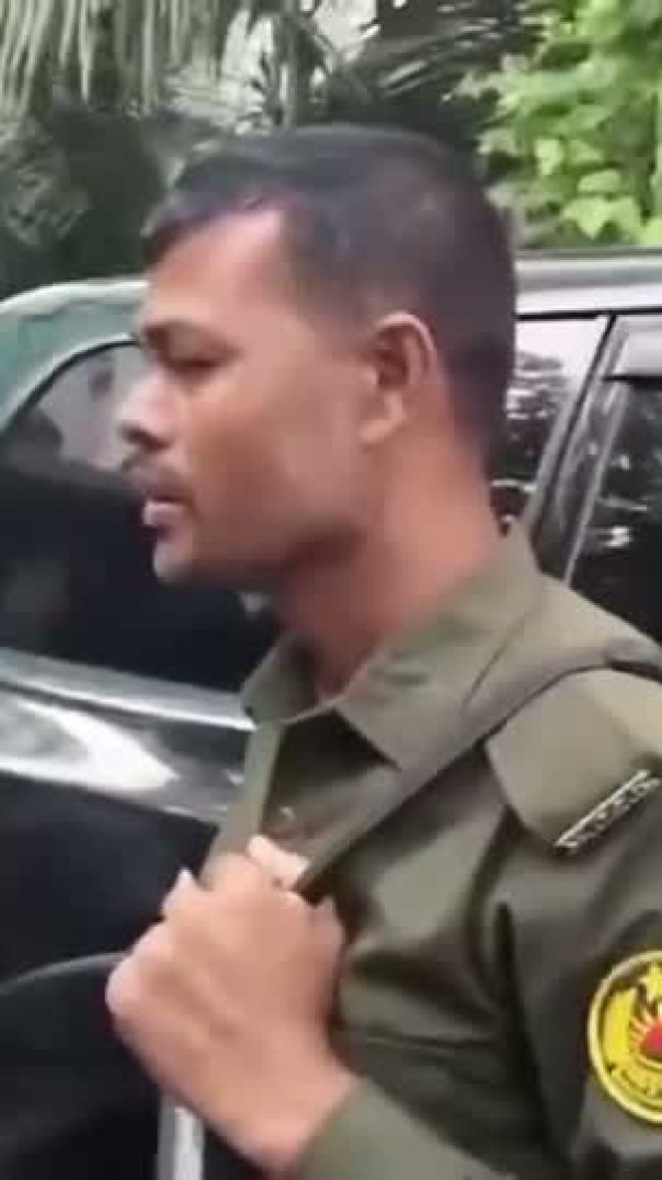 মাল্টিমিডিয়া রিপোর্টারের সাথে  আনসারের  ধস্তাধস্তি